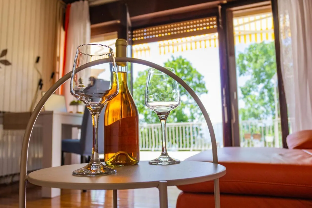 Sea View Suite With King Bed, 150Mbps Wifi And Patio Swing Kastav Appartement